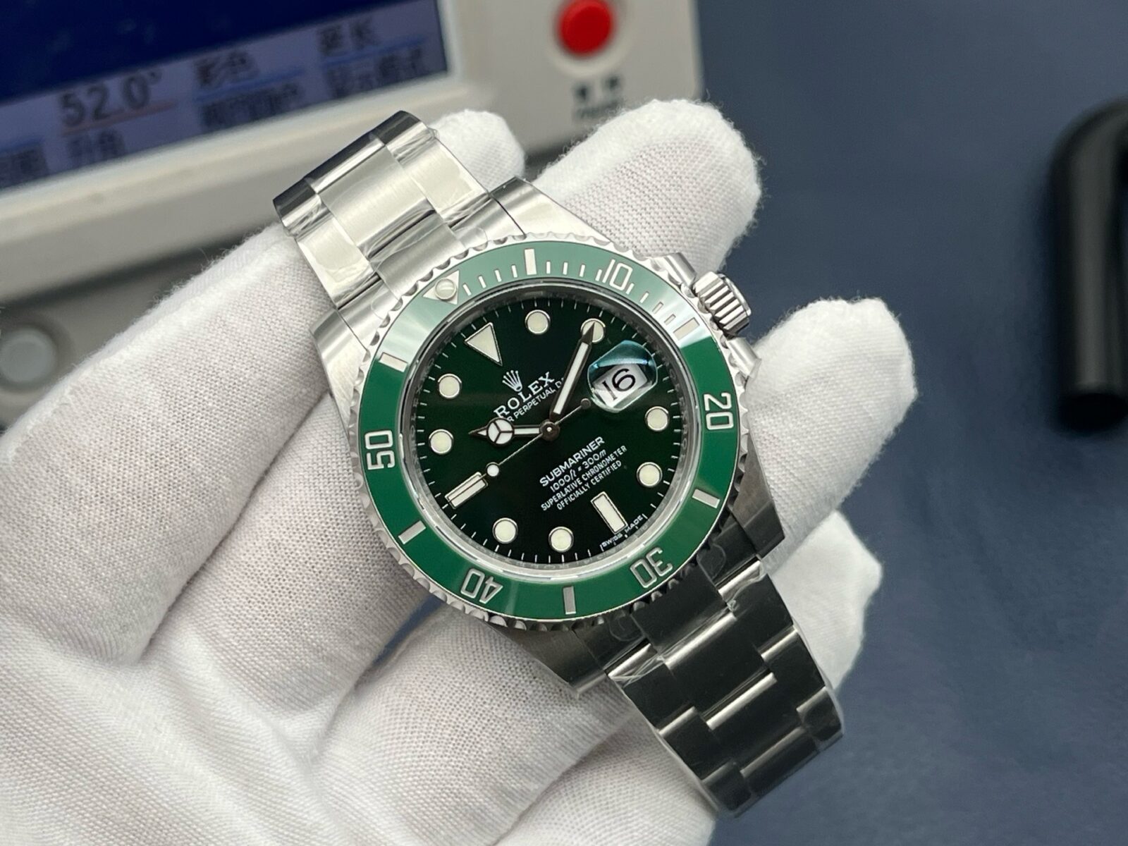 Rolex Submariner Date Green 'Hulk' 40mm - Image 2