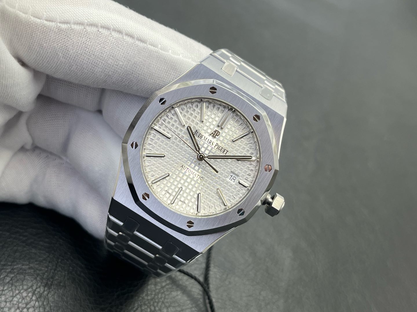 Audemars Piguet Royal Oak 15400ST 41mm Silver Dial Automatic Watch - Image 4