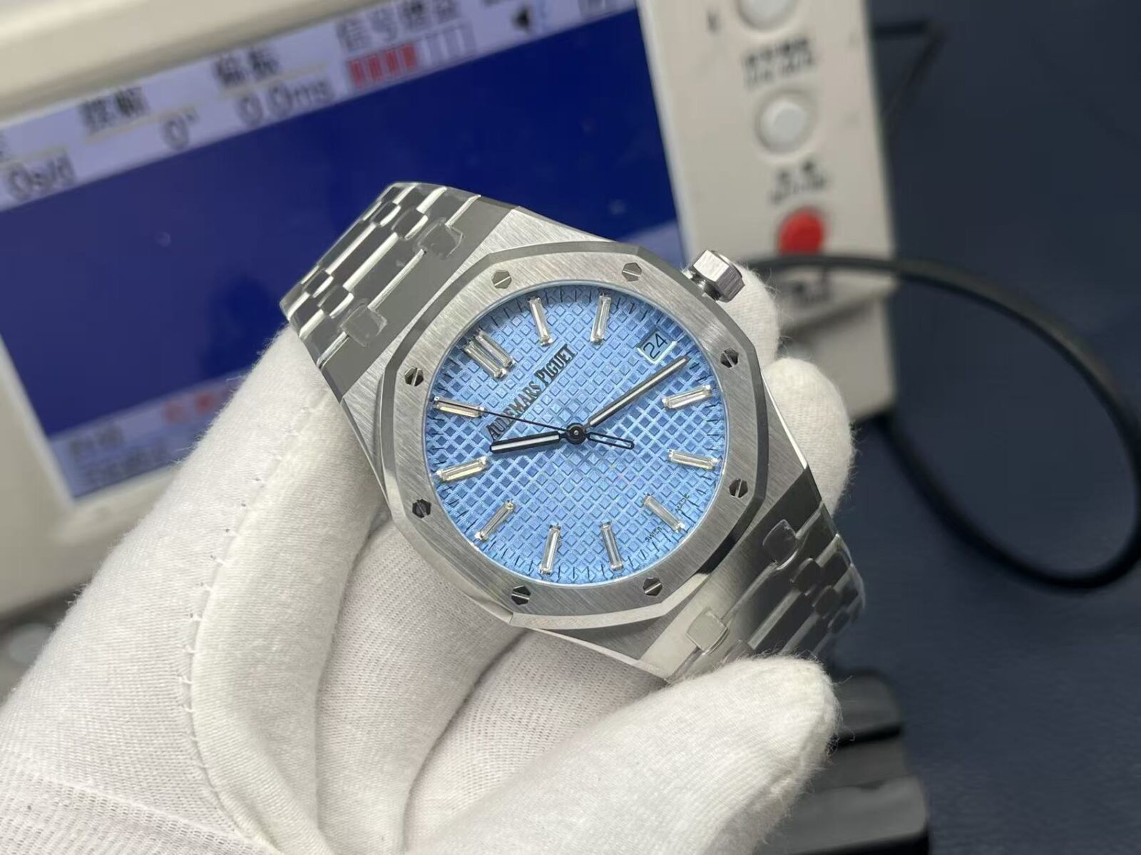 Audemars Piguet Royal Oak 41mm Blue Dial 18K White Gold - Image 2