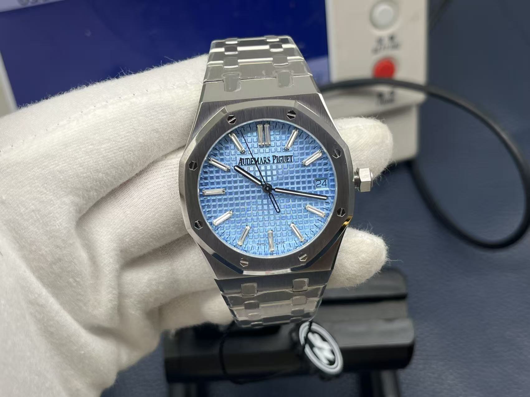 Audemars Piguet Royal Oak 41mm Blue Dial 18K White Gold - Image 3