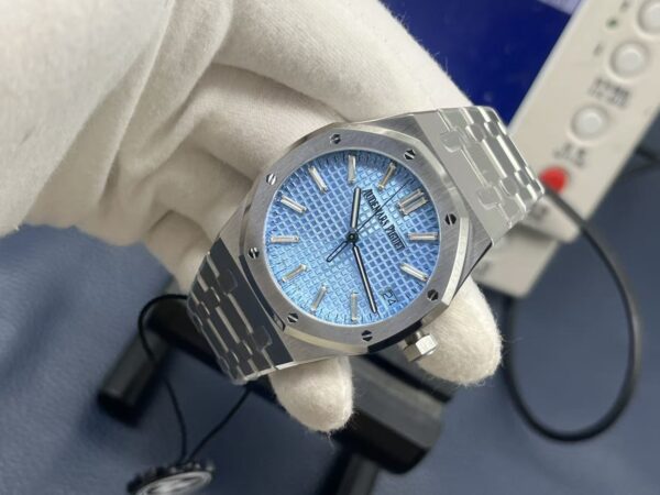 Audemars Piguet Royal Oak 41mm Blue Dial 18K White Gold - Image 4
