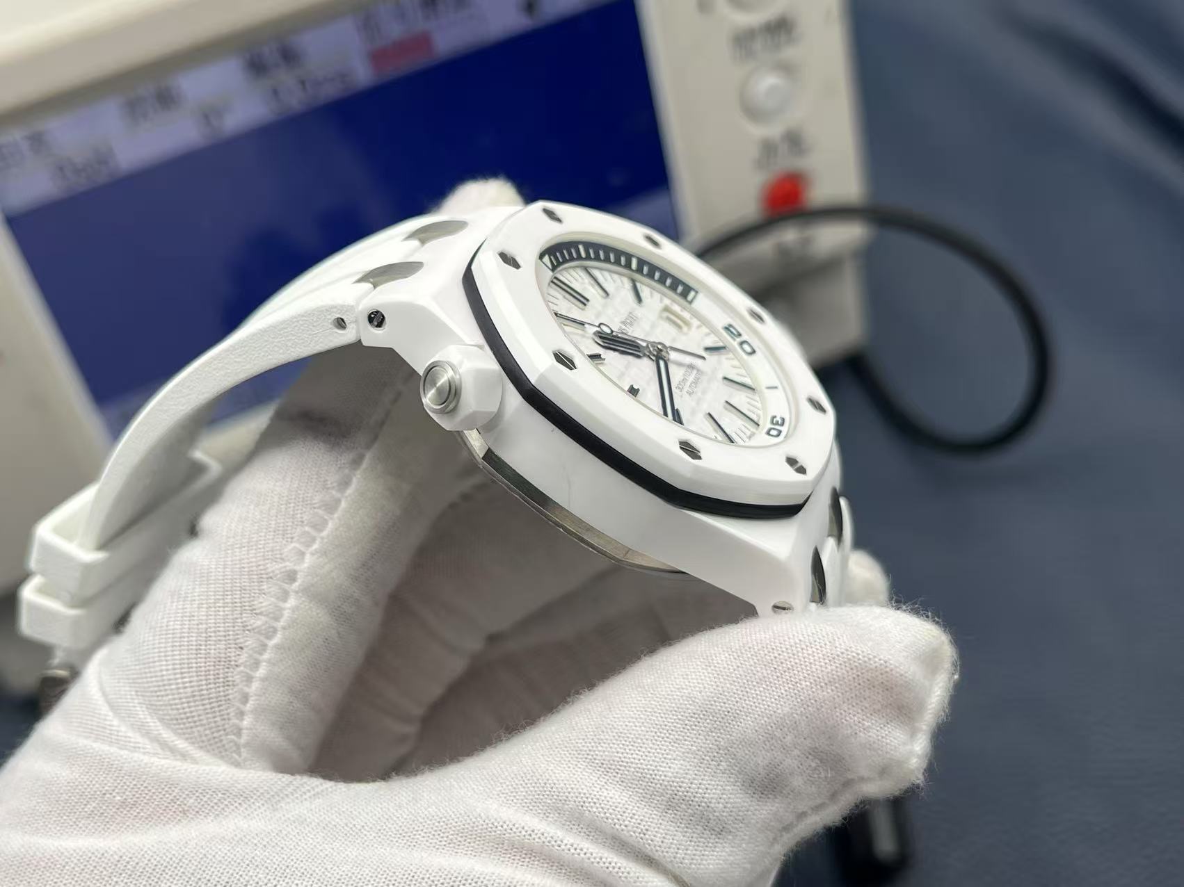 Audemars Piguet Royal Oak Offshore Diver 42mm White Dial Ceramic - Image 5