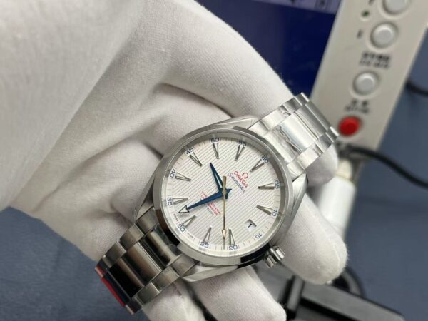 OMEGA Seamaster Aqua Terra 150M Co‑Axial Master Chronometer 41.5mm Silver Dial Steel - Image 4