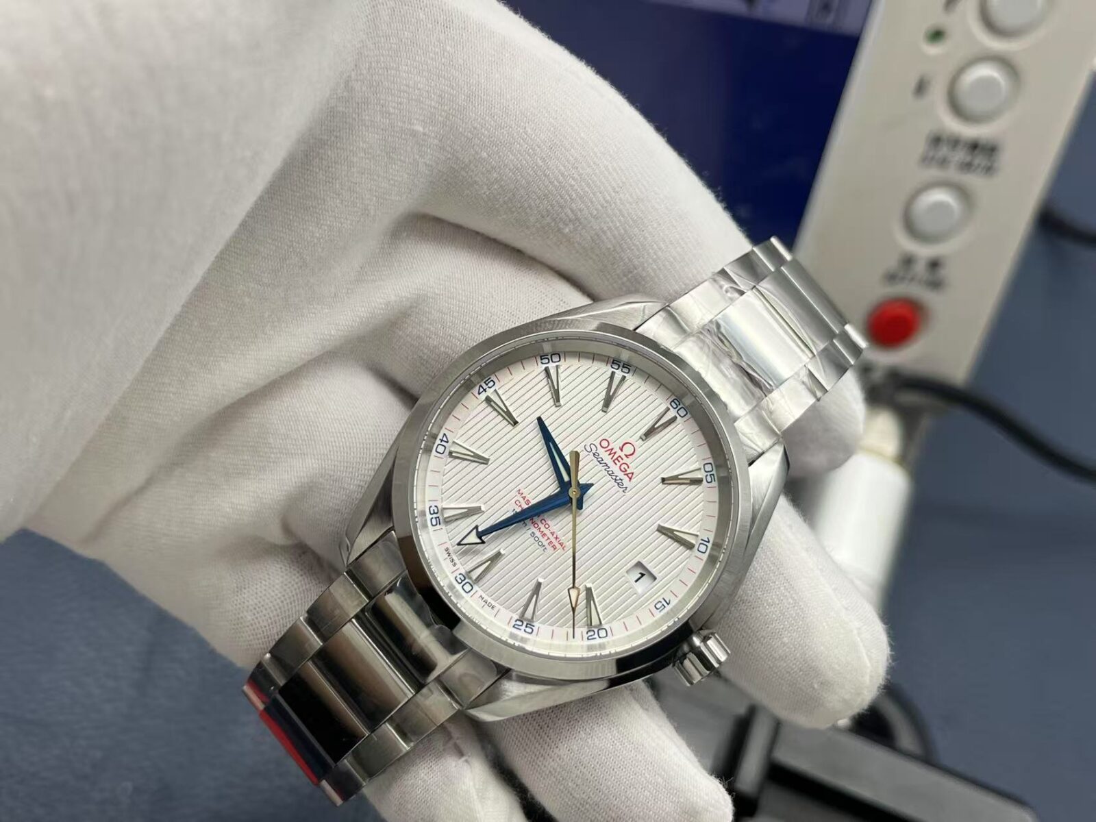 OMEGA Seamaster Aqua Terra 150M Co‑Axial Master Chronometer 41.5mm Silver Dial Steel - Image 4