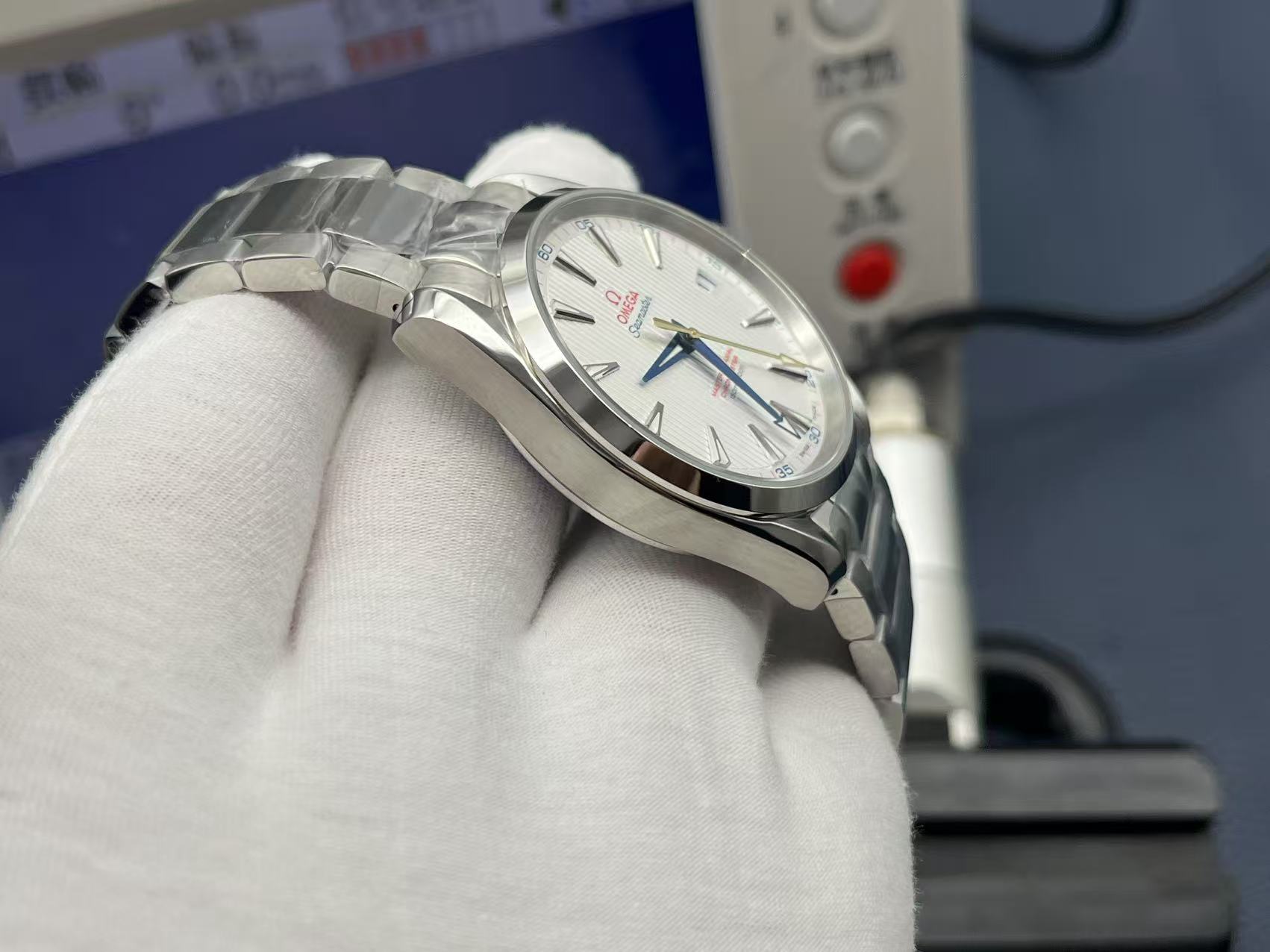 OMEGA Seamaster Aqua Terra 150M Co‑Axial Master Chronometer 41.5mm Silver Dial Steel - Image 5
