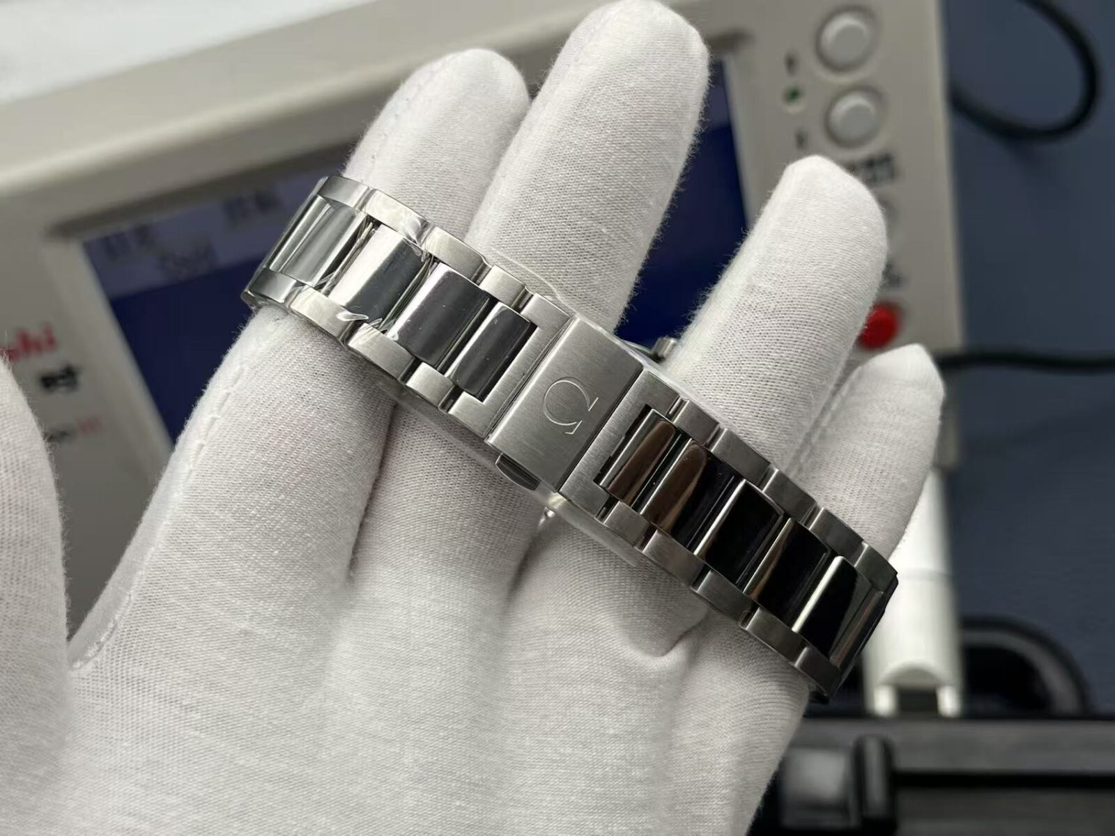 OMEGA Seamaster Aqua Terra 150M Co‑Axial Master Chronometer 41.5mm Silver Dial Steel - Image 8