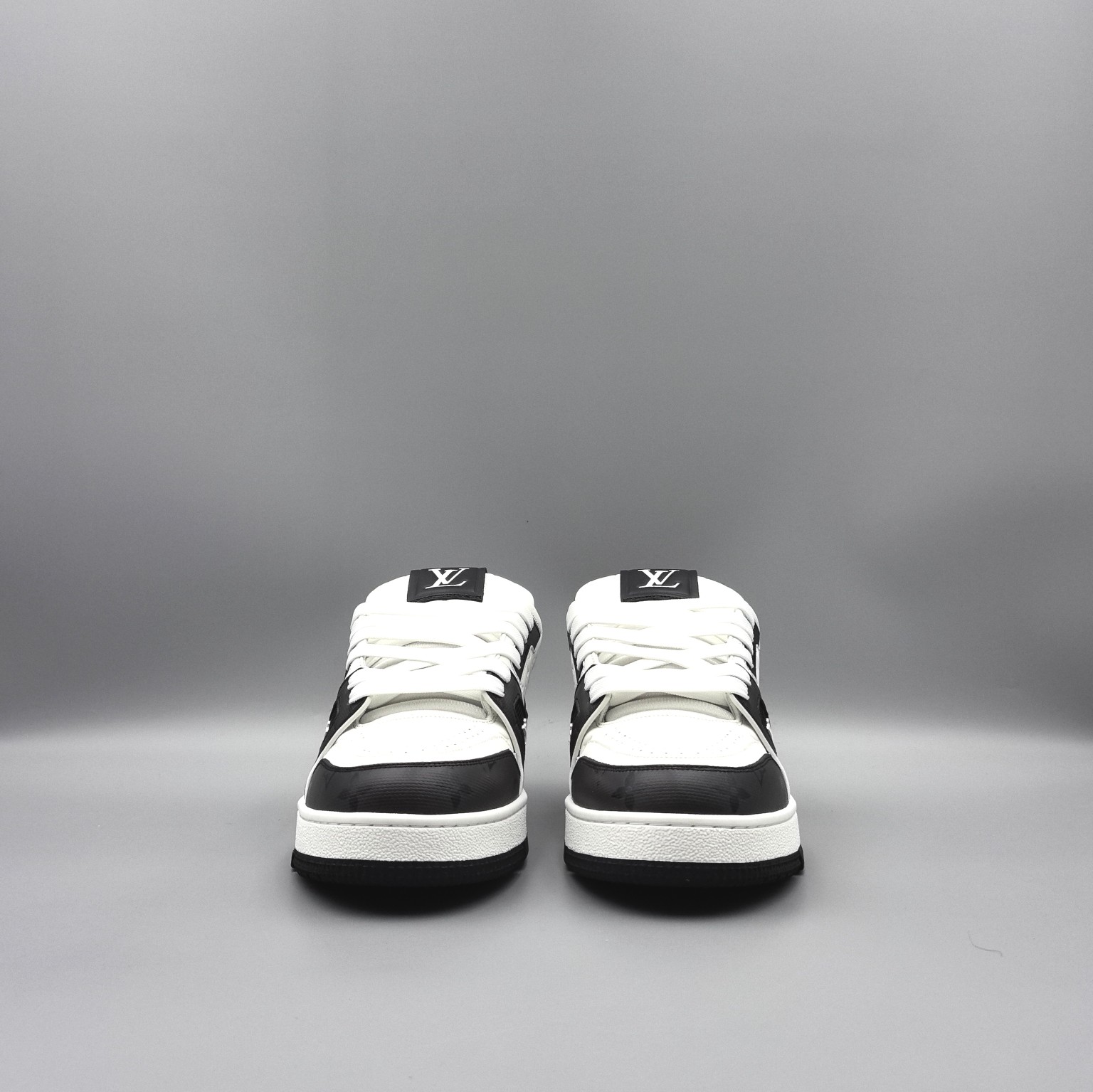 LOUIS VUITTON Trainer Black/White - Image 4