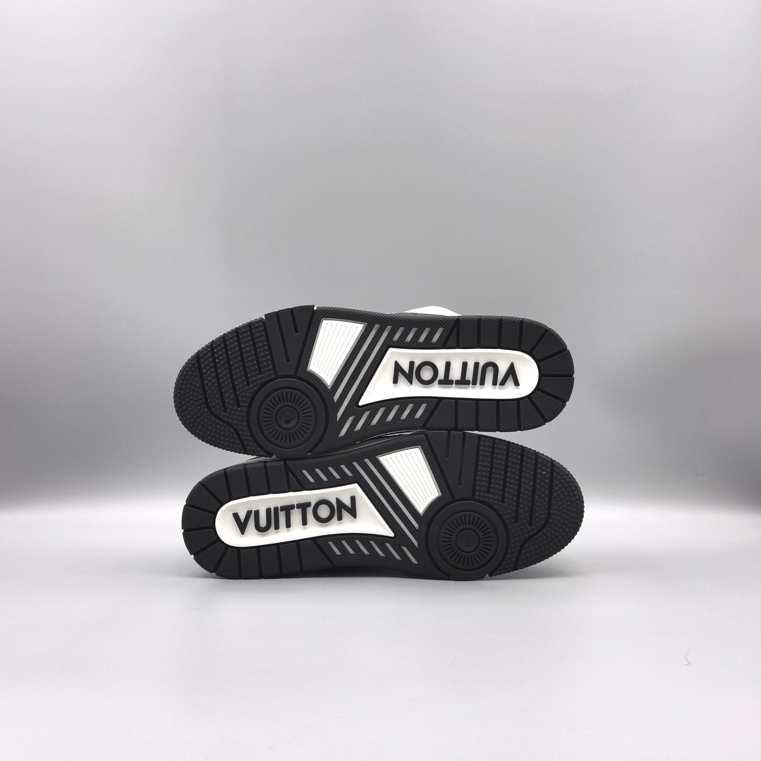 LOUIS VUITTON Trainer Black/White - Image 6