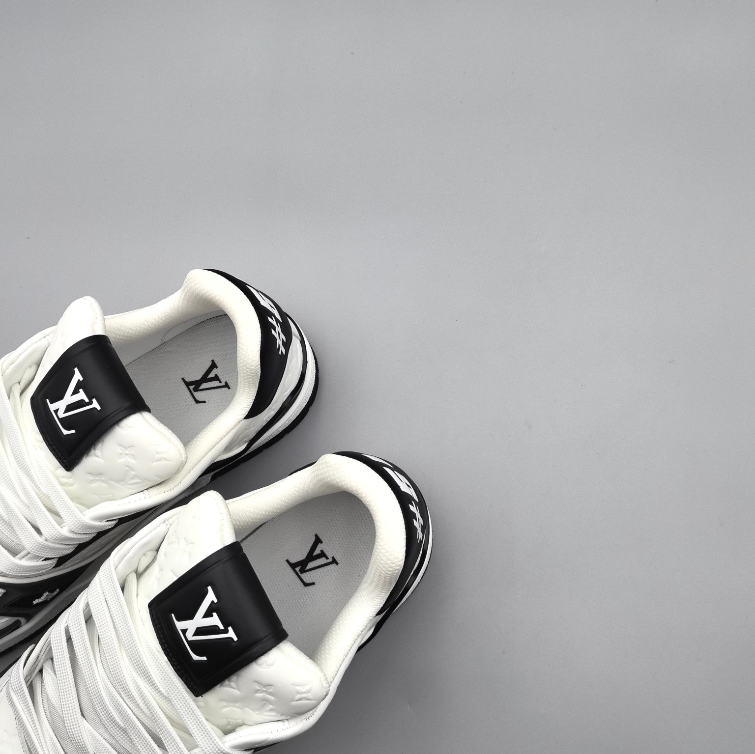 LOUIS VUITTON Trainer Black/White - Image 8