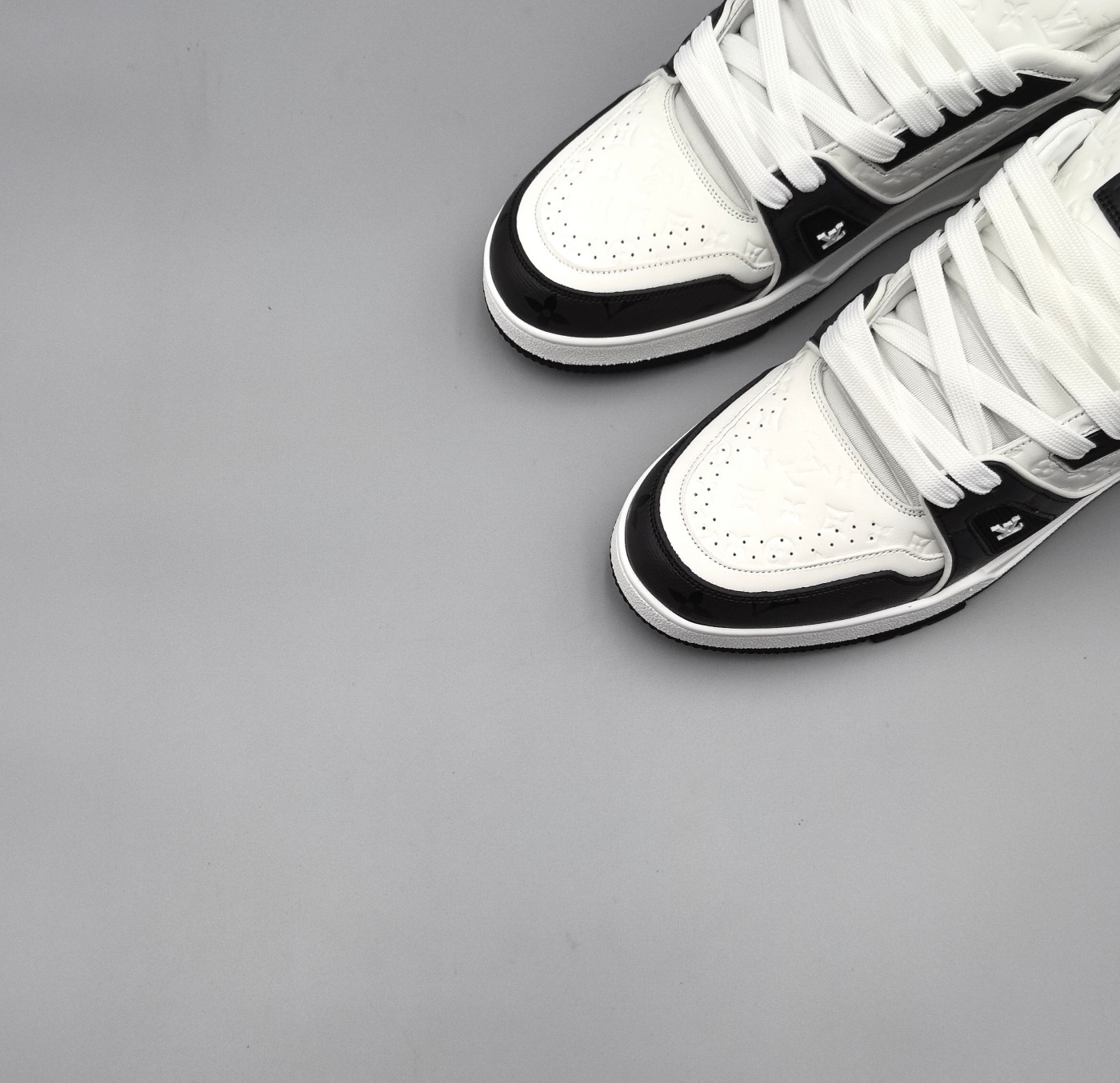 LOUIS VUITTON Trainer Black/White - Image 9