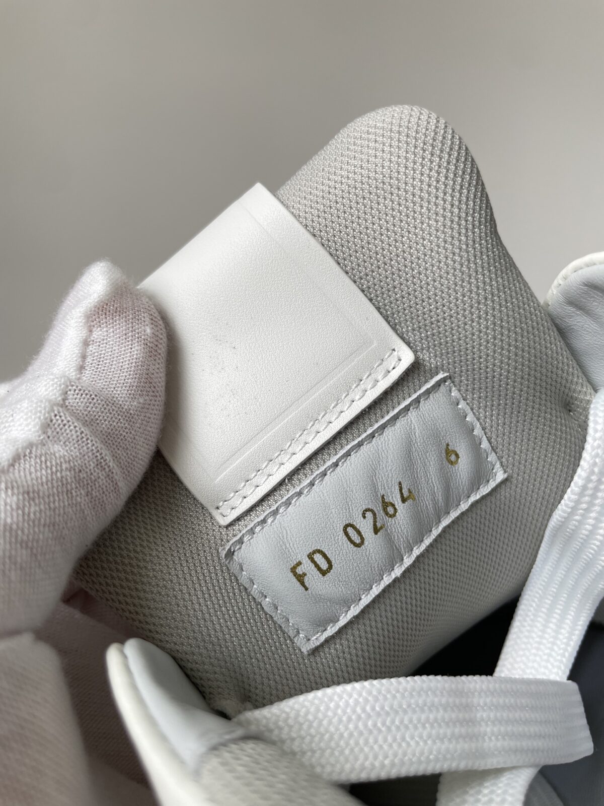 LOUIS VUITTON Trainer Cement White - Image 8