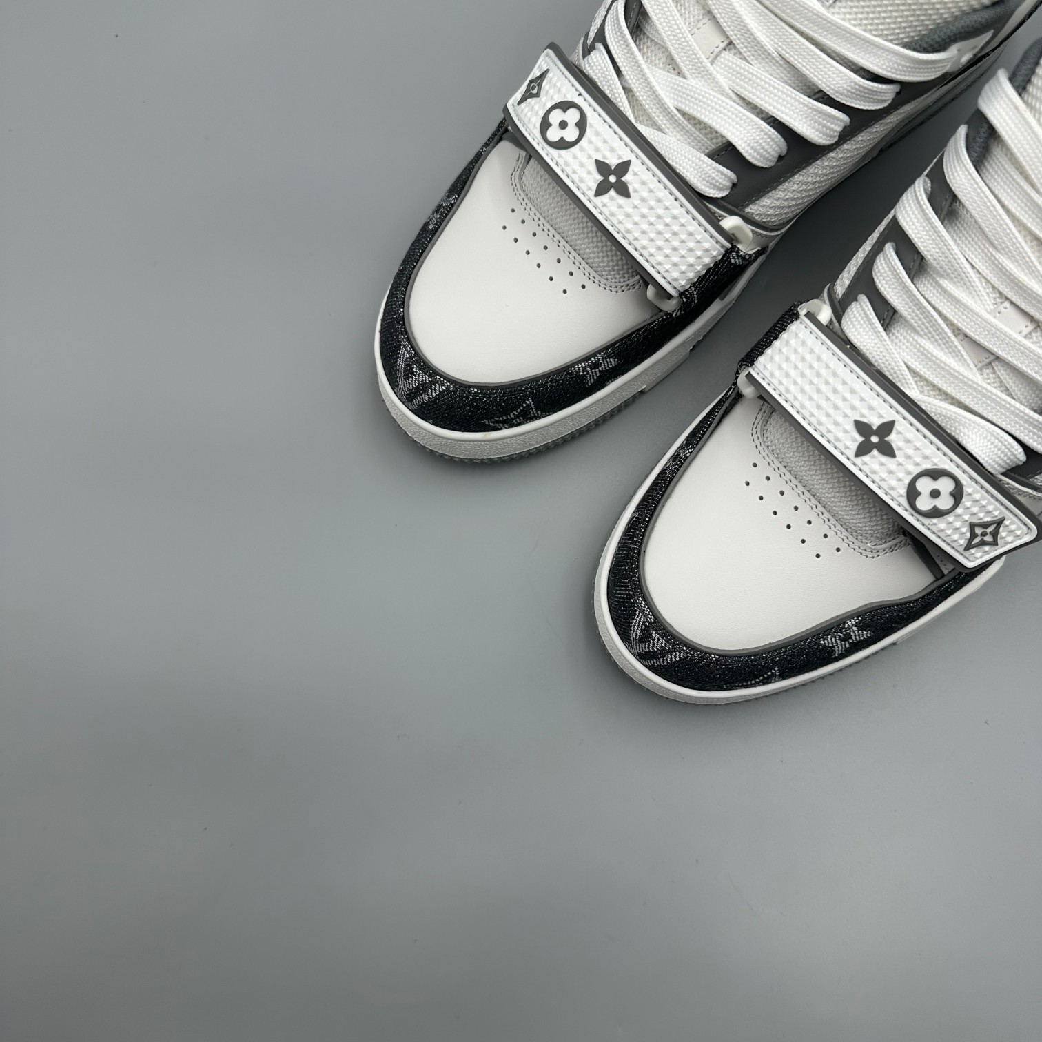 LOUIS VUITTON Trainer Classic Logo Black (Men) - Image 8