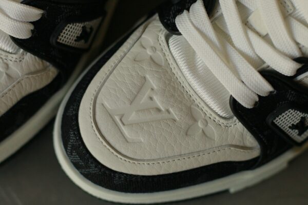 LOUIS VUITTON Trainer Panda White/Black - Image 4