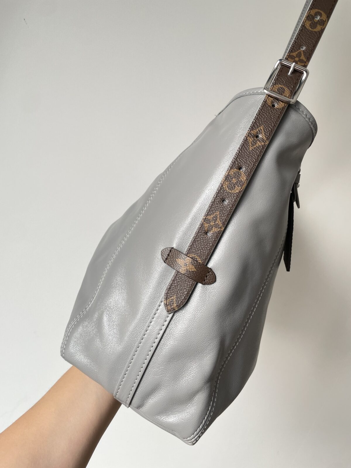 Louis Vuitton CarryAll Dark MM Lambskin Tote Bag Shark Grey - Image 4