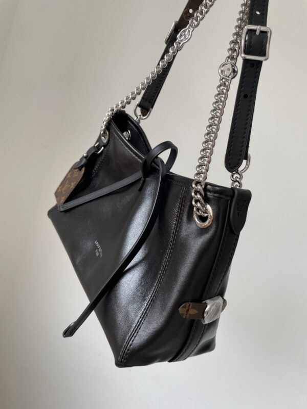 LOUIS VUITTON Carryall BB Lambskin Bag - Image 6