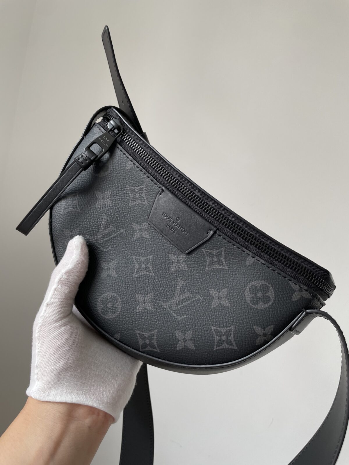 LOUIS VUITTON MOON Monogram Eclipse Canvas Bag - Image 5