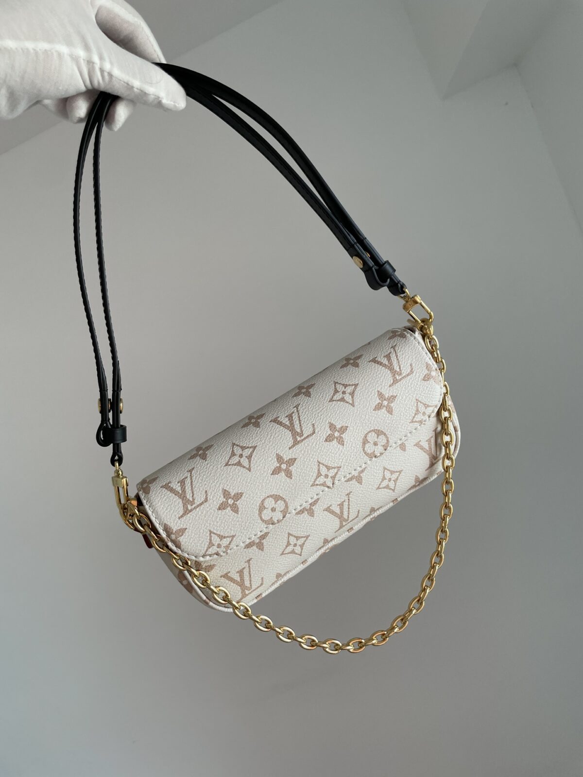 Louis Vuitton Ivy Monogram Baguette Bag - Image 2