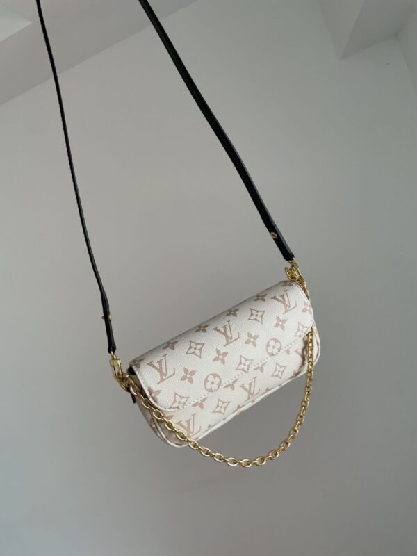 Louis Vuitton Ivy Monogram Baguette Bag - Image 3
