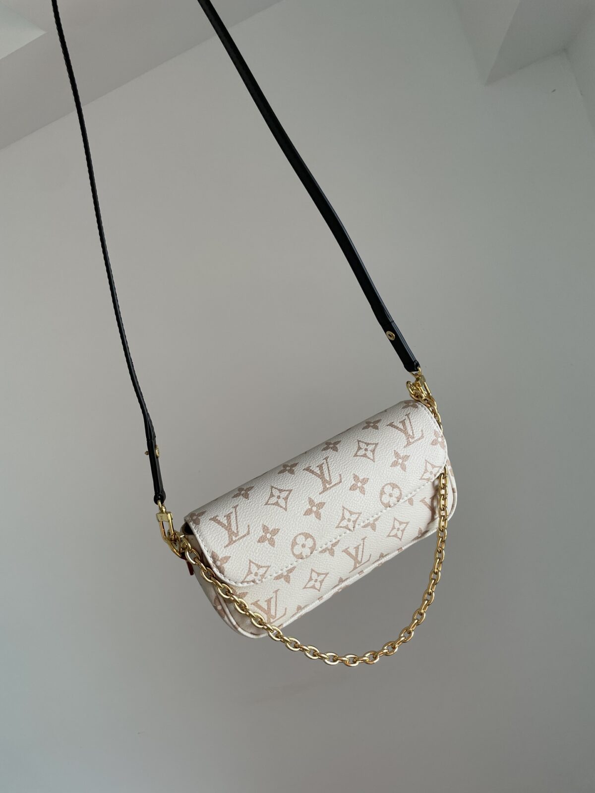 Louis Vuitton Ivy Monogram Baguette Bag - Image 3