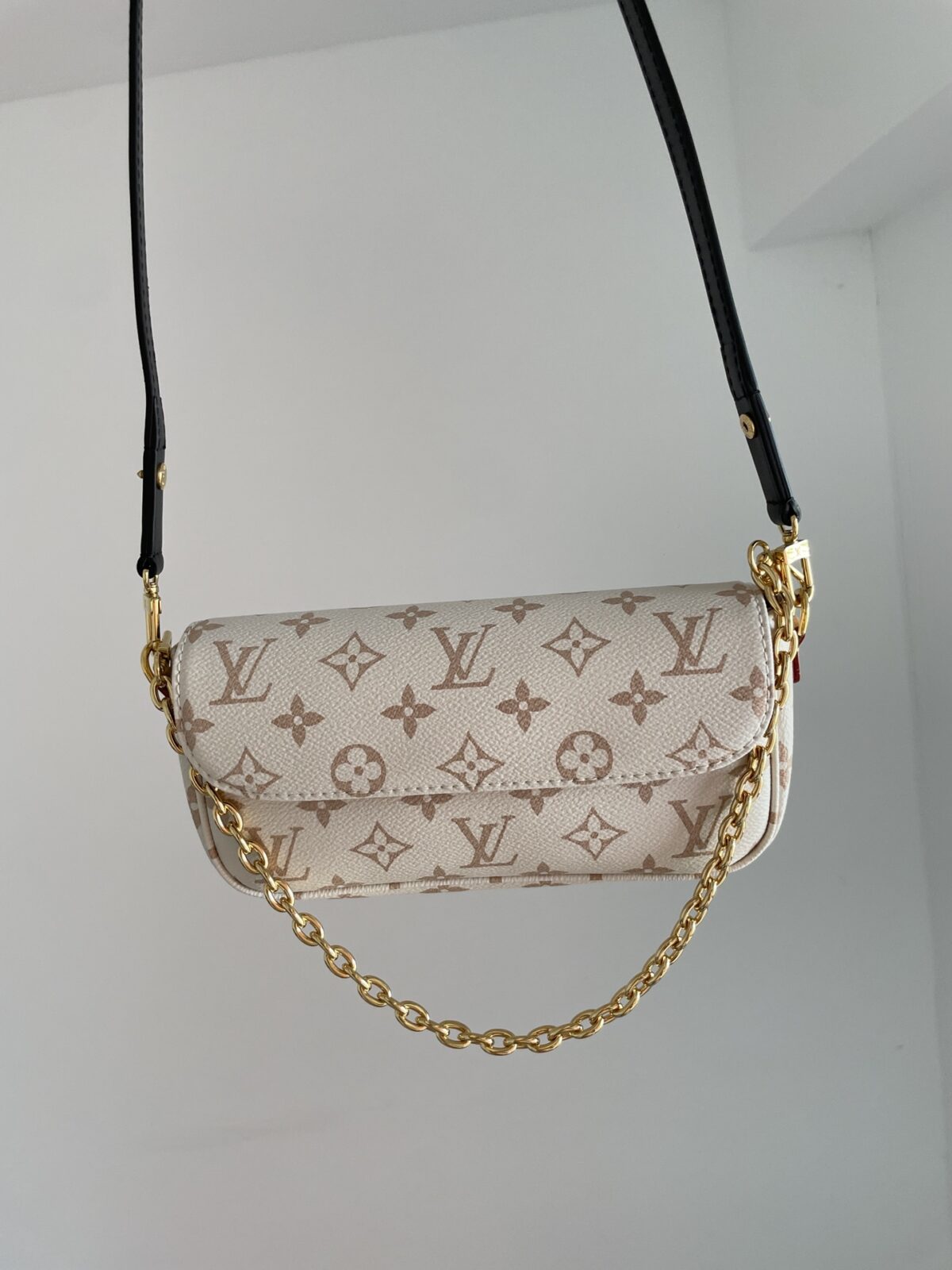 Louis Vuitton Ivy Monogram Baguette Bag - Image 4