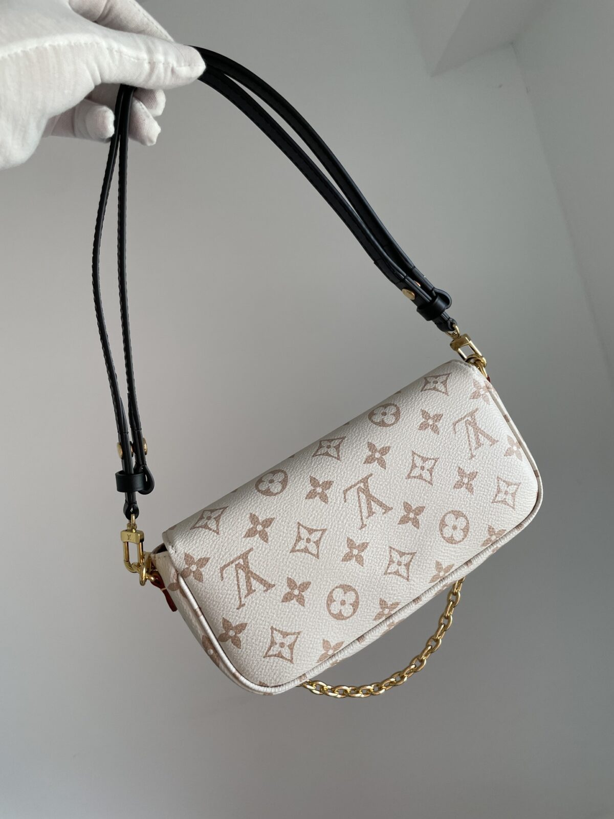 Louis Vuitton Ivy Monogram Baguette Bag - Image 5