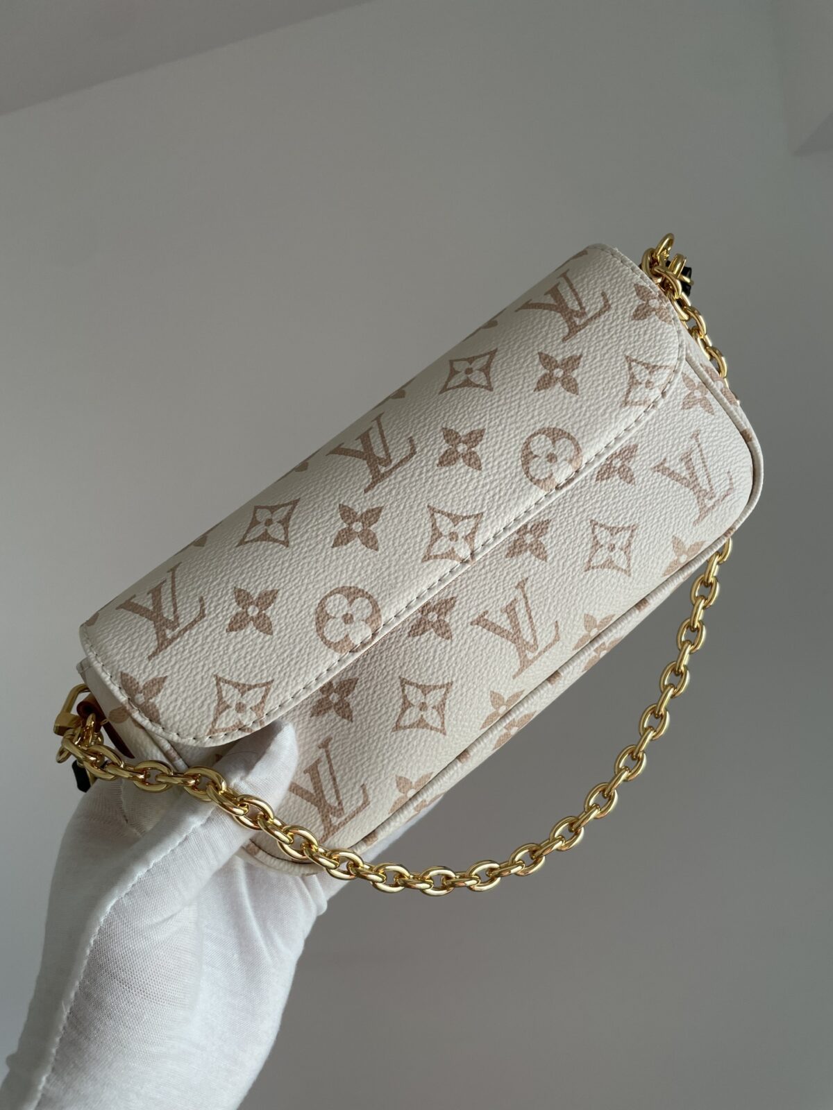 Louis Vuitton Ivy Monogram Baguette Bag - Image 6