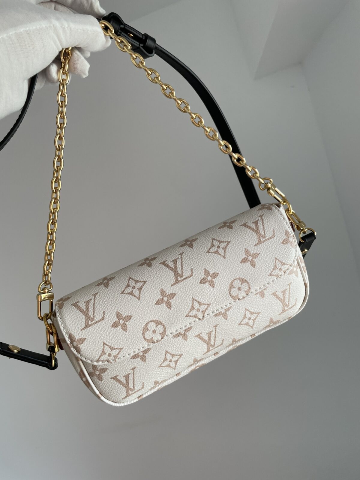 Louis Vuitton Ivy Monogram Baguette Bag - Image 7