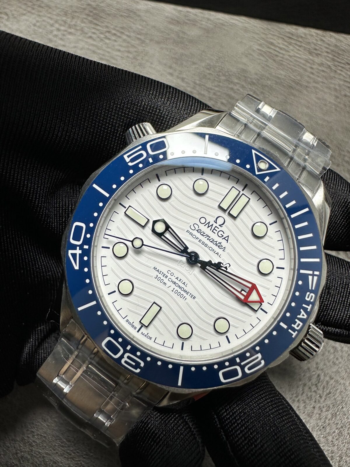 OMEGA Seamaster 300M America's Cup 42mm White Dial Stainless Steel Men's Watch - Image 4
