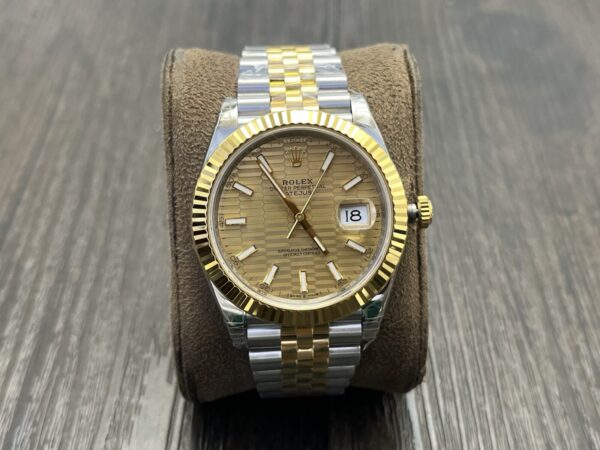 ROLEX Datejust 41mm Gold Dial - Image 2