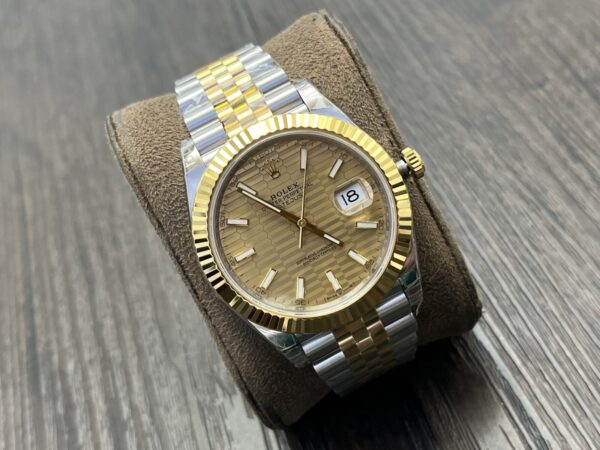 ROLEX Datejust 41mm Gold Dial - Image 3