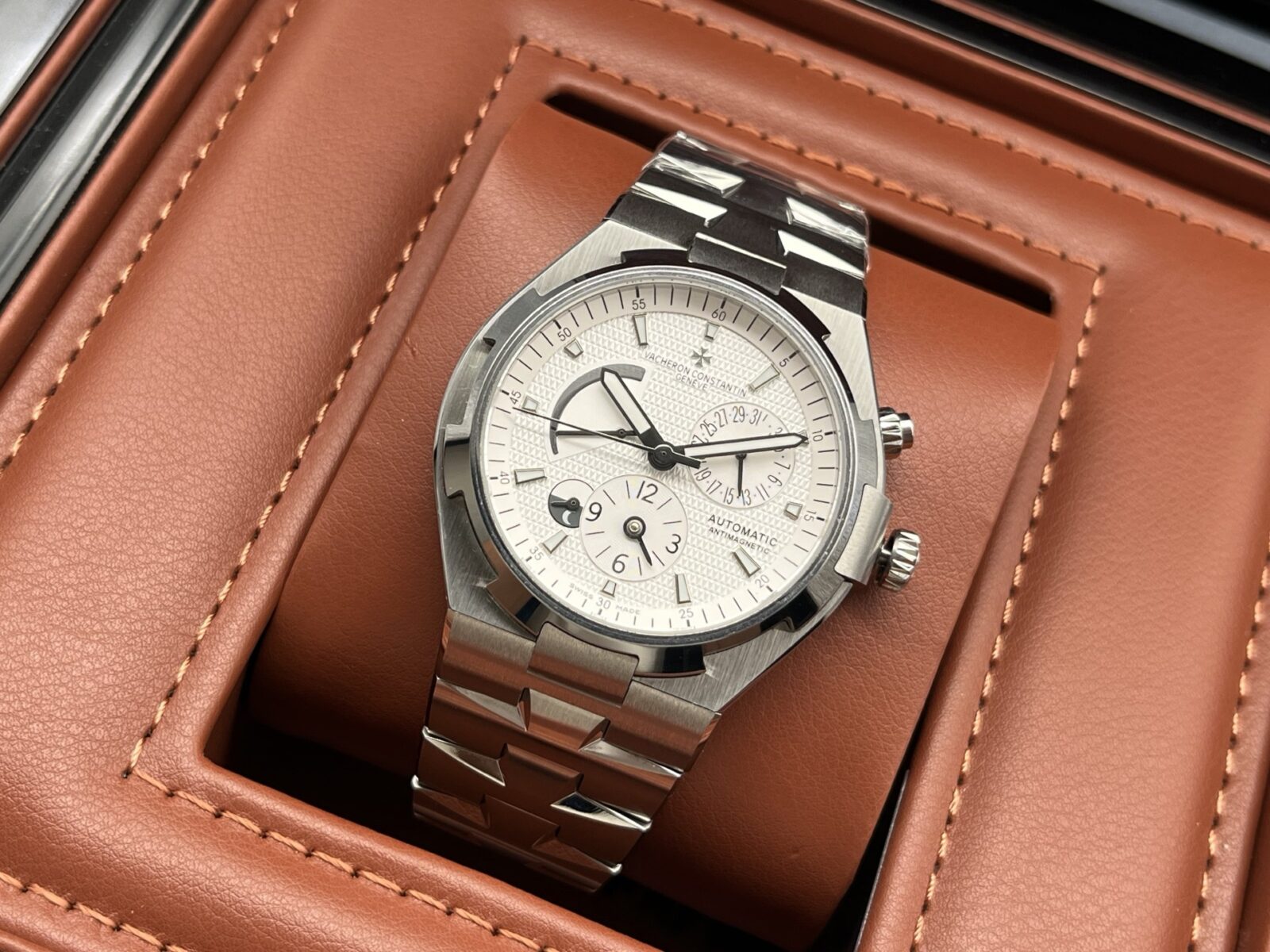 Vacheron Constantin Overseas Dual Time 42mm White Dial Men’s Watch - Image 4