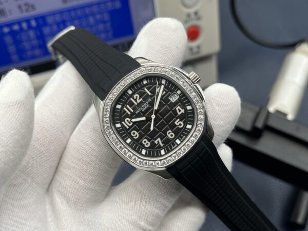 Patek Philippe Aquanaut Ladies 38.8mm Black Dial Stainless Steel - Image 2