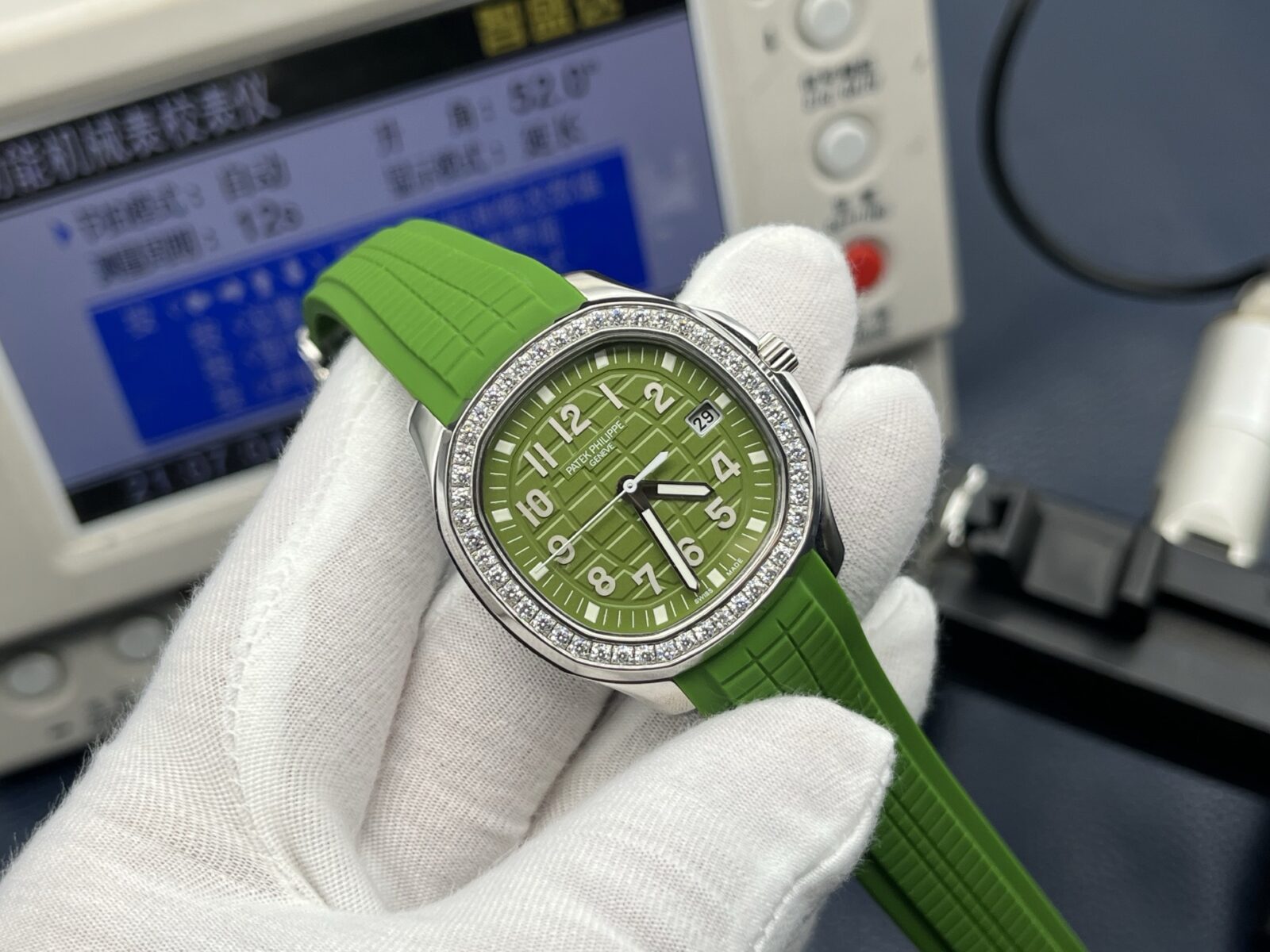 Patek Philippe Aquanaut Ladies 38.8mm Green Dial Stainless Steel - Image 2