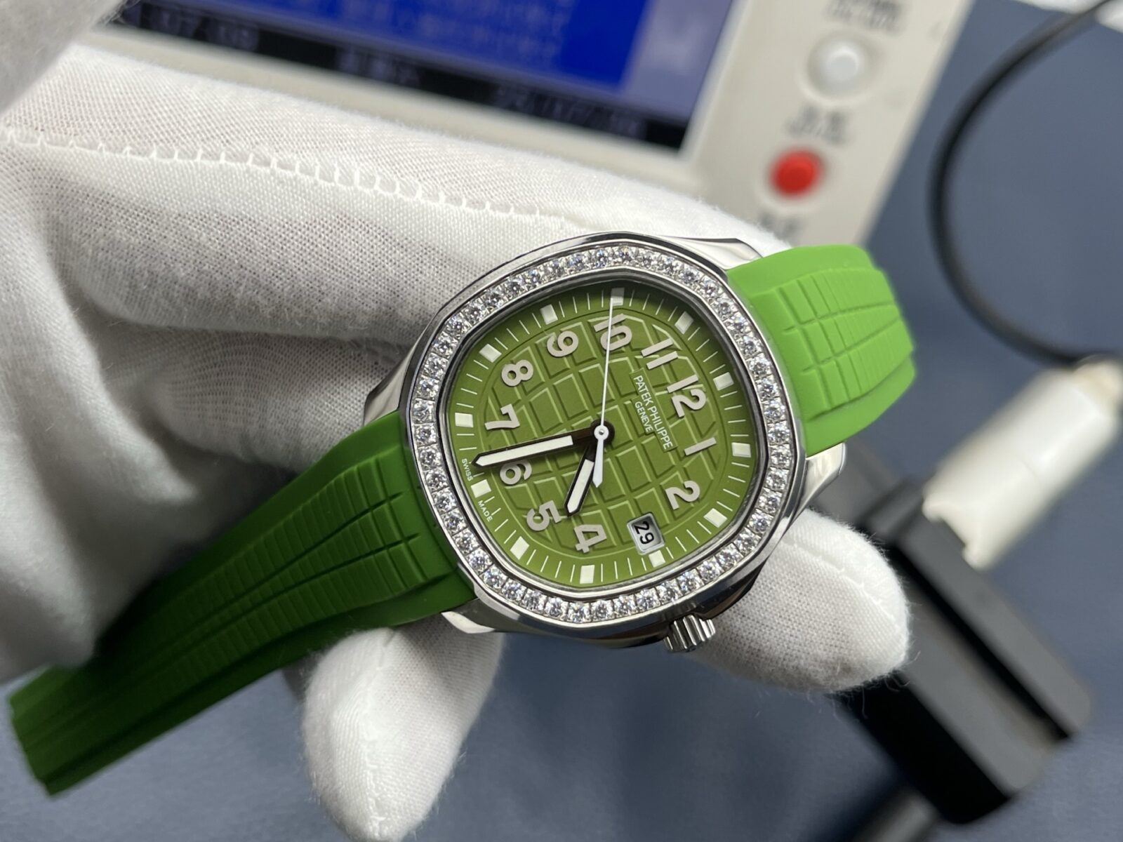Patek Philippe Aquanaut Ladies 38.8mm Green Dial Stainless Steel - Image 3