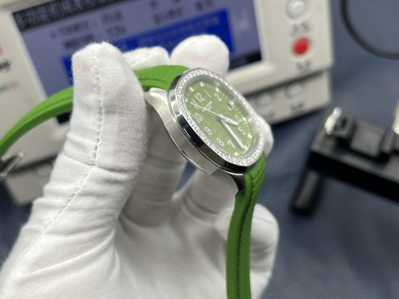 Patek Philippe Aquanaut Ladies 38.8mm Green Dial Stainless Steel - Image 4