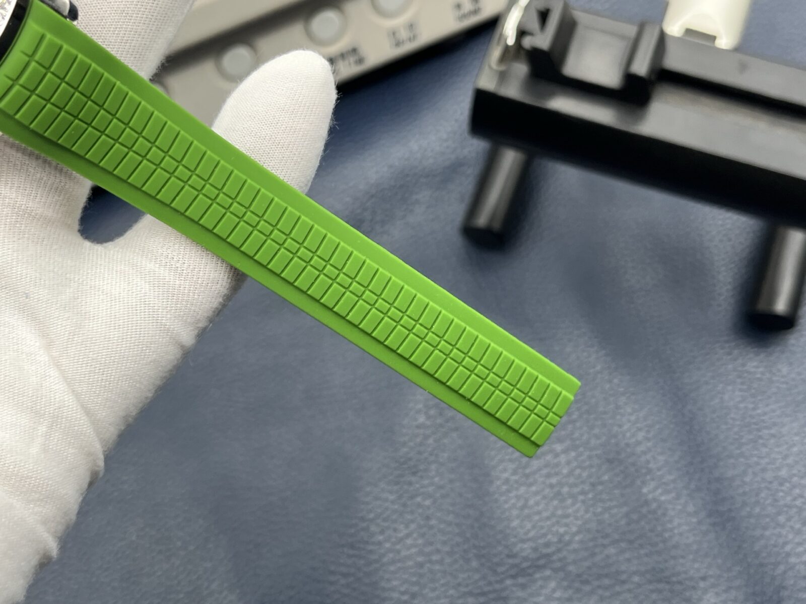 Patek Philippe Aquanaut Ladies 38.8mm Green Dial Stainless Steel - Image 7