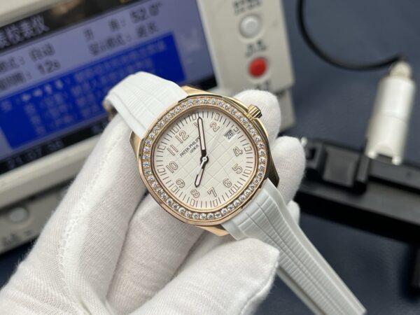Patek Philippe Aquanaut Ladies 38.8mm White Dial 18K Rose Gold - Image 2