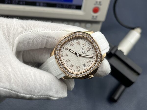 Patek Philippe Aquanaut Ladies 38.8mm White Dial 18K Rose Gold - Image 3