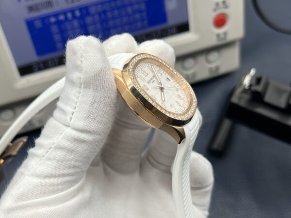 Patek Philippe Aquanaut Ladies 38.8mm White Dial 18K Rose Gold - Image 4