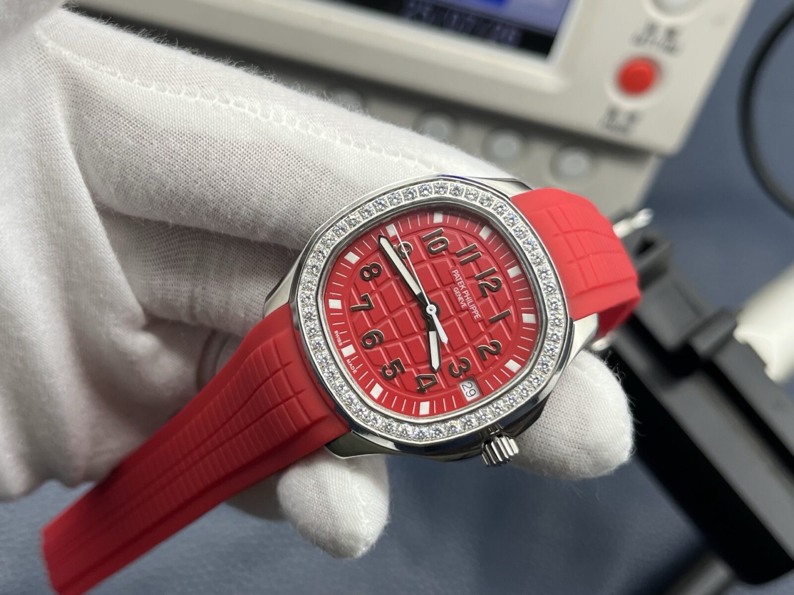 Patek Philippe Aquanaut Ladies 38.8mm Red Dial Stainless Steel - Image 3