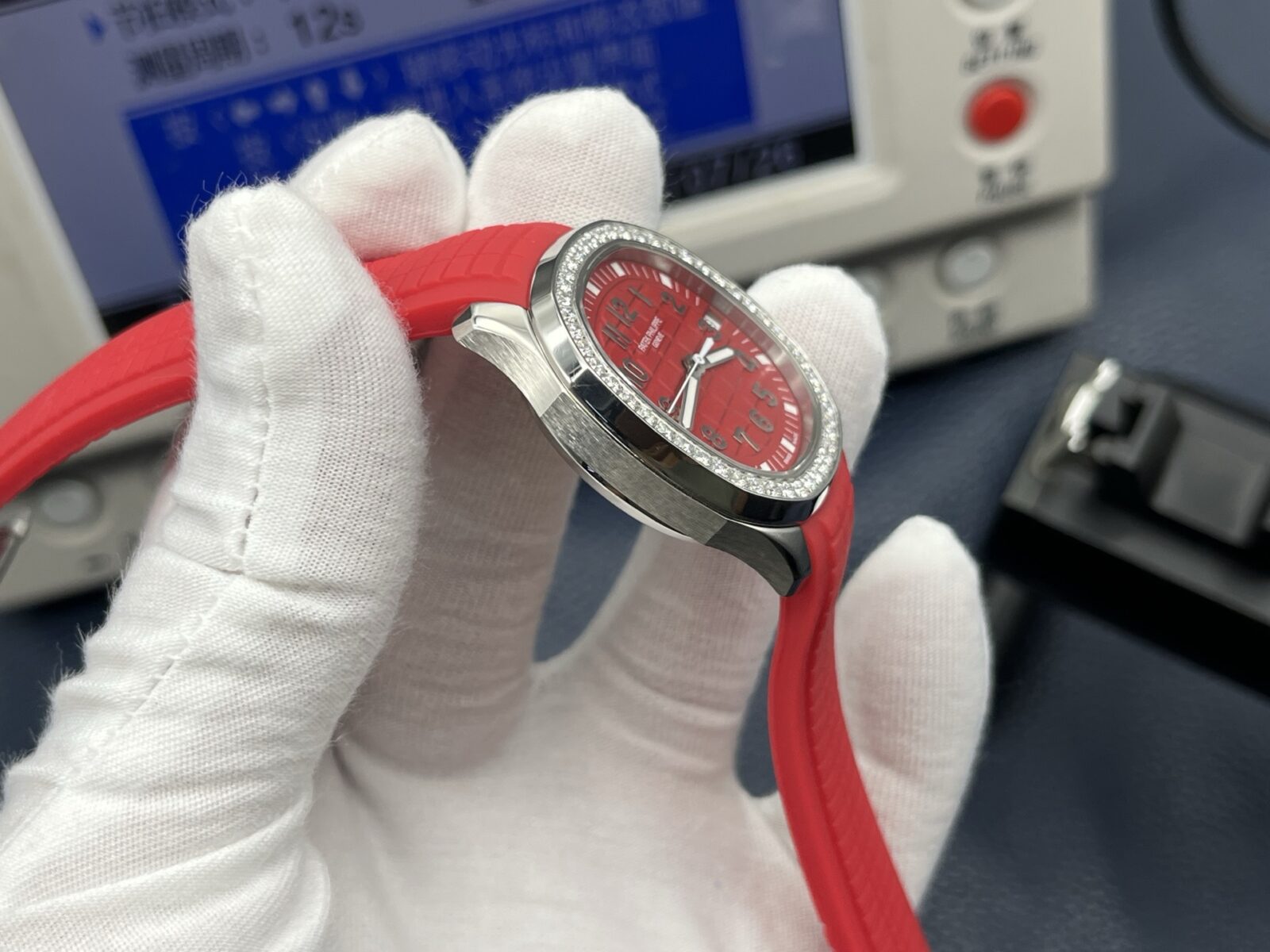 Patek Philippe Aquanaut Ladies 38.8mm Red Dial Stainless Steel - Image 4