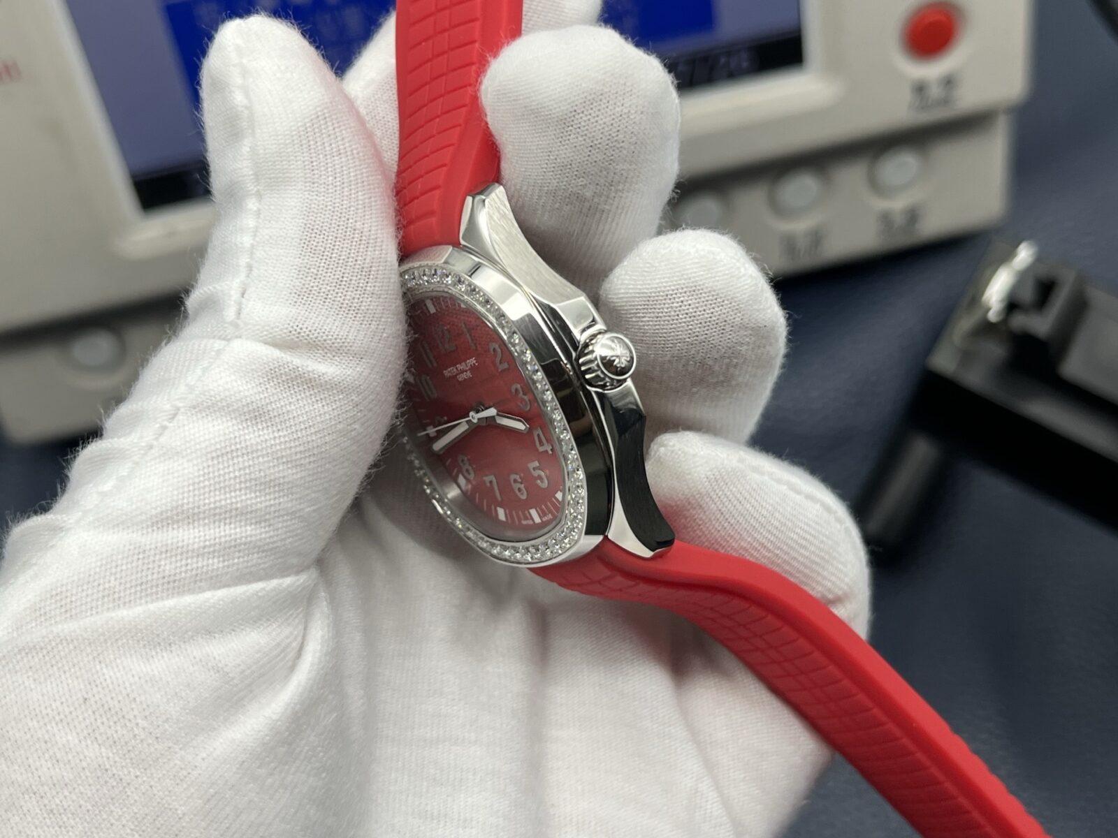Patek Philippe Aquanaut Ladies 38.8mm Red Dial Stainless Steel - Image 5