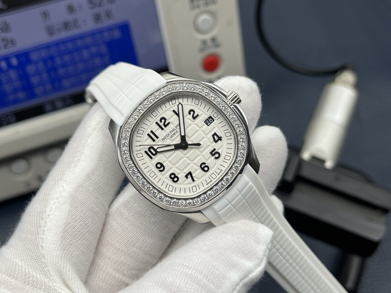 Patek Philippe Aquanaut Ladies 38.8mm White Dial Stainless Steel - Image 2