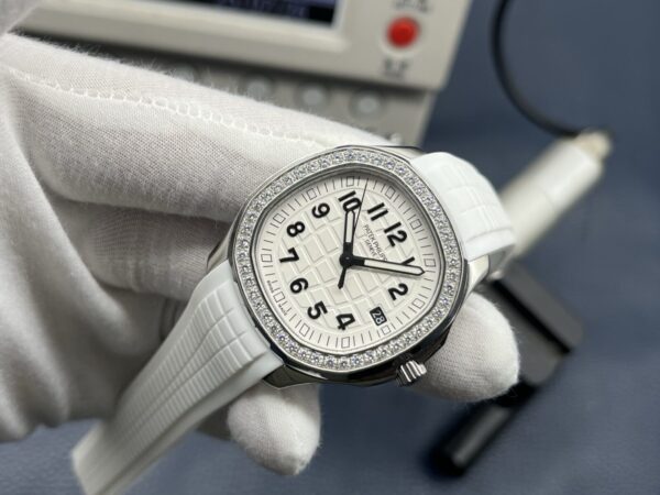 Patek Philippe Aquanaut Ladies 38.8mm White Dial Stainless Steel - Image 3
