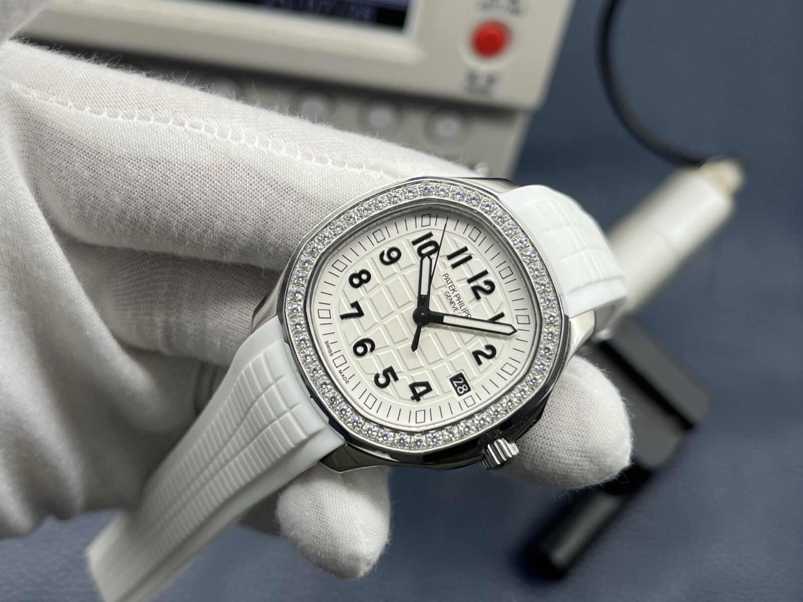 Patek Philippe Aquanaut Ladies 38.8mm White Dial Stainless Steel - Image 3