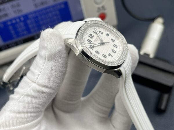 Patek Philippe Aquanaut Ladies 38.8mm White Dial Stainless Steel - Image 4