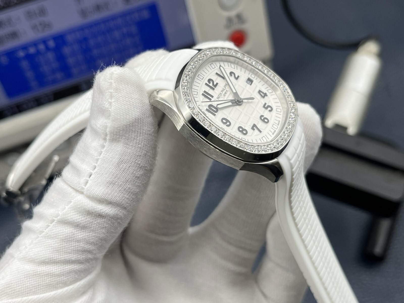 Patek Philippe Aquanaut Ladies 38.8mm White Dial Stainless Steel - Image 4