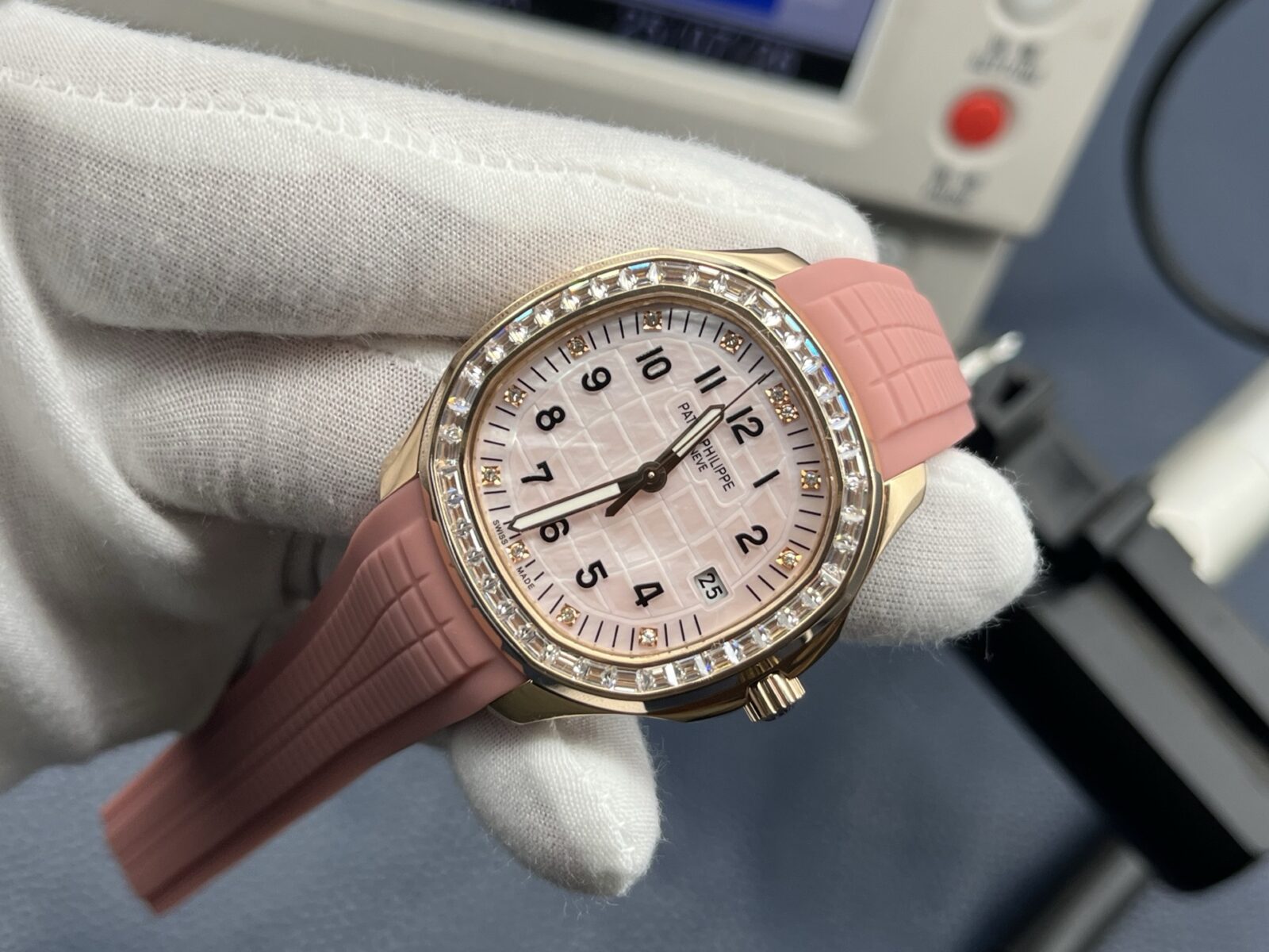 Patek Philippe Aquanaut Ladies 38.8mm Pink Dial 18K Rose Gold - Image 3
