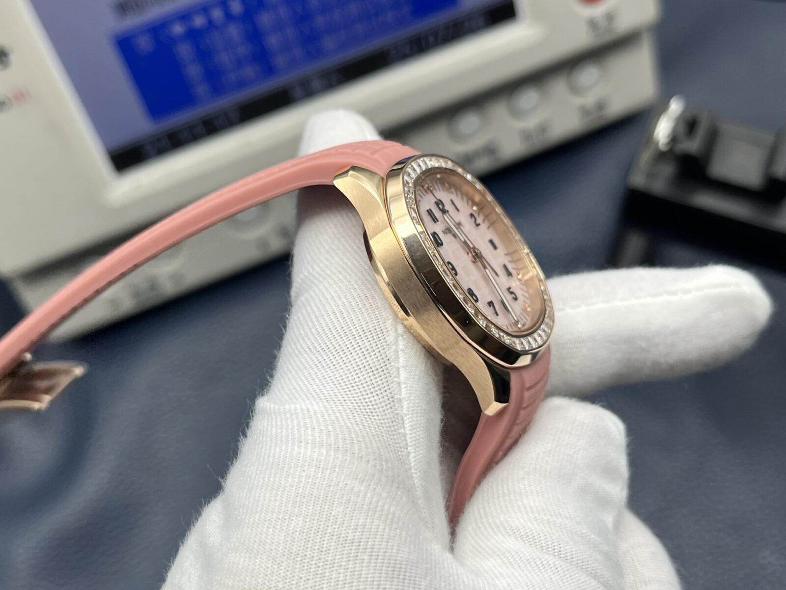 Patek Philippe Aquanaut Ladies 38.8mm Pink Dial 18K Rose Gold - Image 4