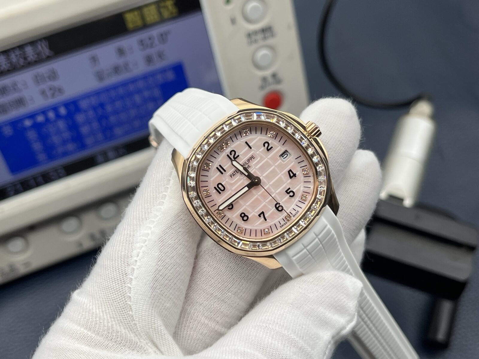 Patek Philippe Aquanaut Ladies 38.8mm Pink Dial 18K Rose Gold - Image 2